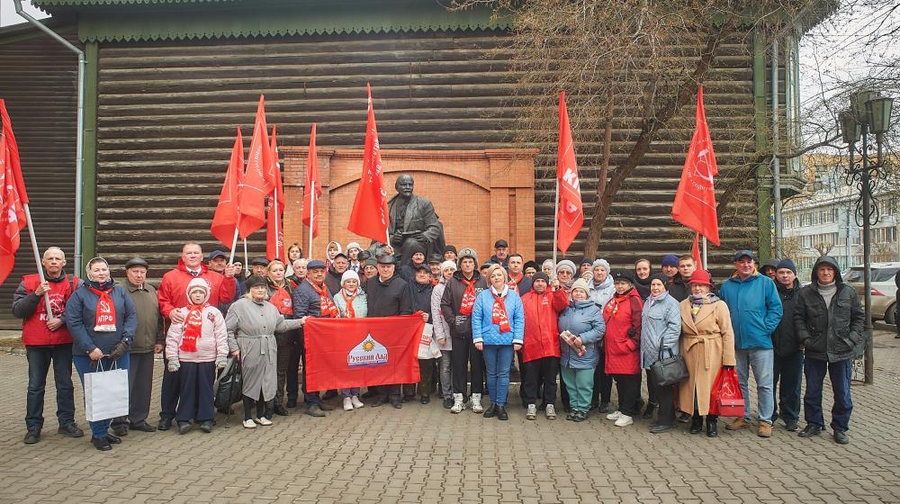 В Красноярске прошел митинг и возложение цветов к памятнику В. И. Ленину