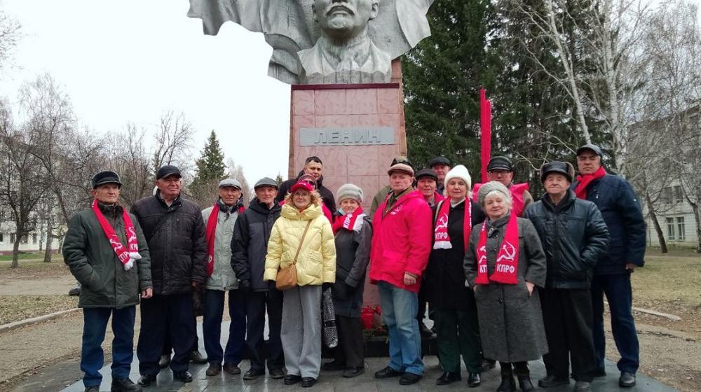 Красноярский край. Город Зеленогорск. Коммунисты установили табличку «Ленин» на памятнике Ленину