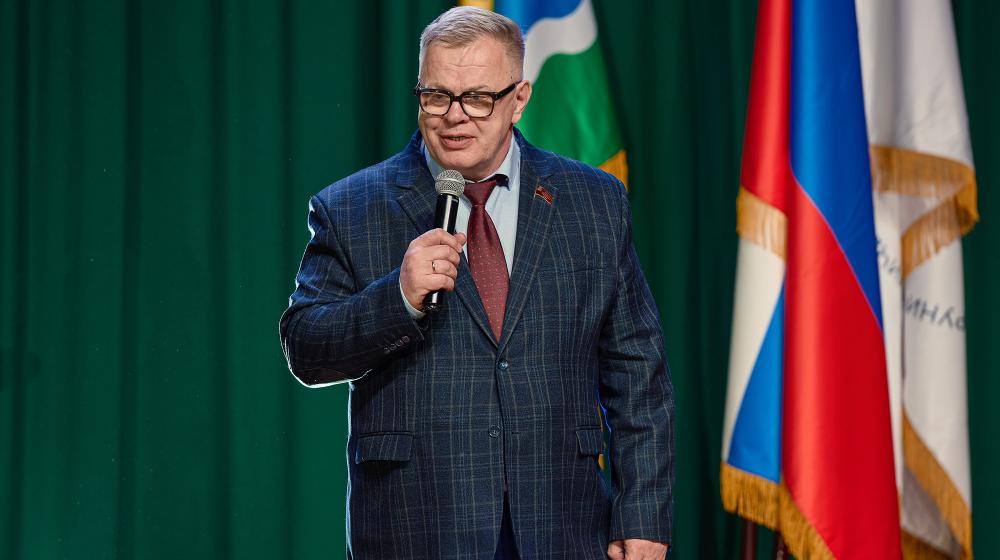 Руководитель фракции КПРФ Александр Наумов поздравил сотрудников центра им. М.В. Хруничева с Днем космонавтики