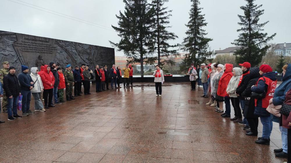 Гигантскую копию Знамени Победы развернули в Тюмени