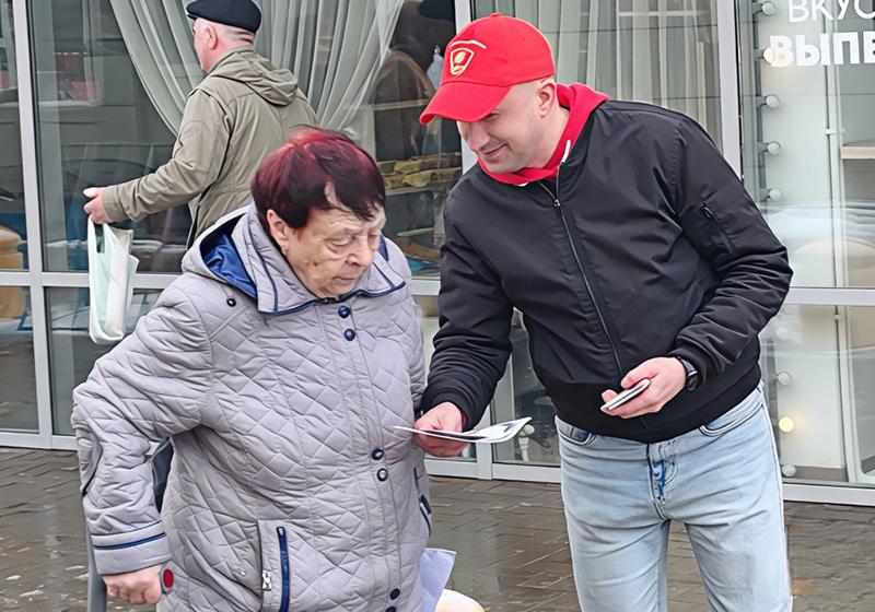 Ивановские коммунисты и комсомольцы поздравили горожан с Днём космонавтики