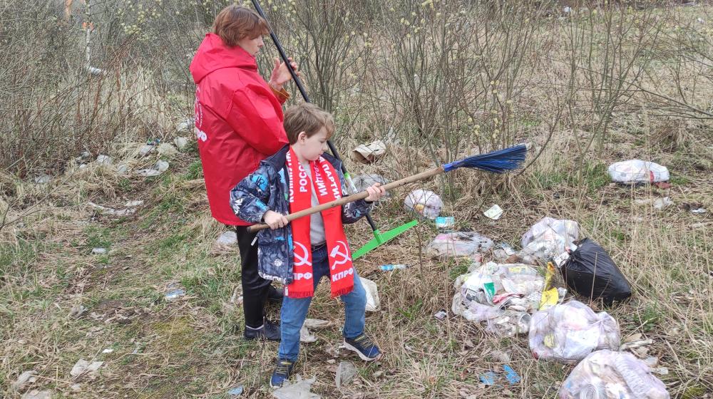 Ленинские субботники проводят новгородские коммунисты