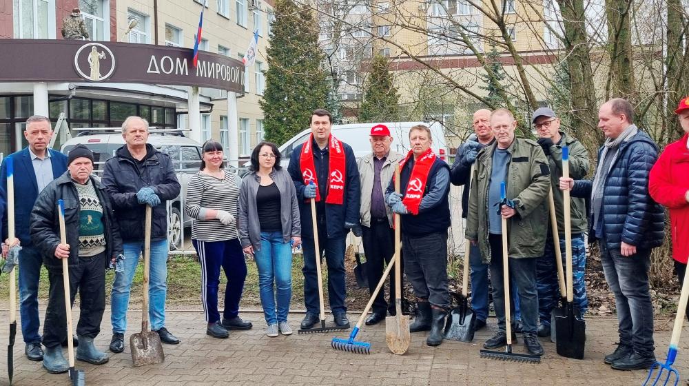 Олег Лебедев организовал Ленинский субботник в Великом Новгороде