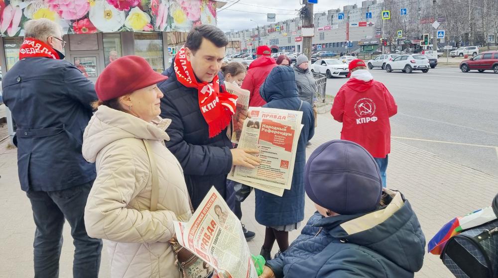 Олег Лебедев в Твери принимает обращения избирателей и рассказывает о законопроектах КПРФ и Народном референдуме