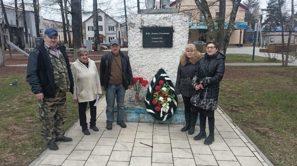 Новгородская область. Вопреки указанию властей местная коммунистка вернула цветы к памятнику Ленина