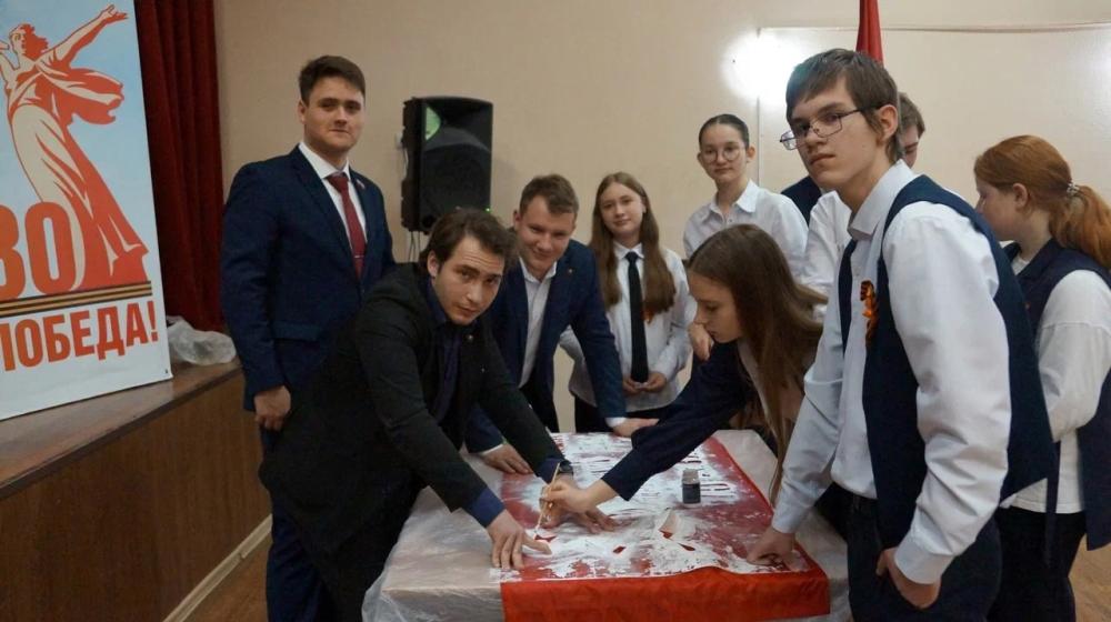 В Курской области комсомольцы провели урок «Знамя Победы» для школьников