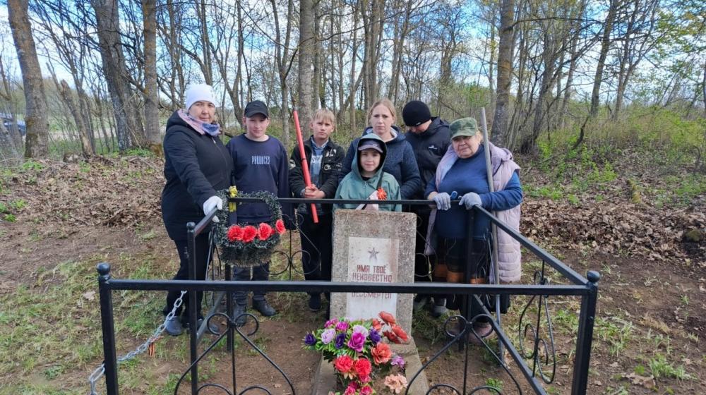 Новгородская область. Коммунисты приводят в порядок воинские мемориалы