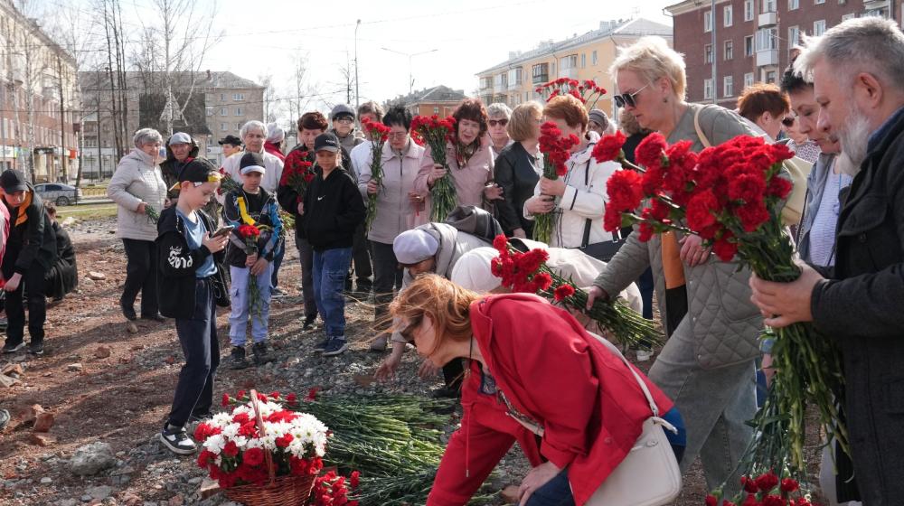 Ленинские дни в Свердловской области. Жители города Ревды несут цветы на руины памятника В.И. Ленину, ранее снесенного злобствующими антисоветчиками
