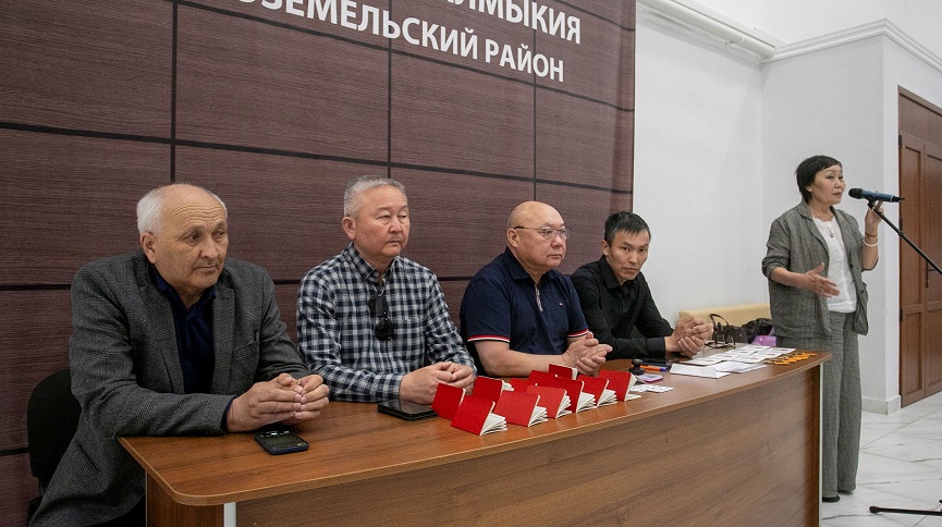 Депутаты фракции КПРФ в Народном Хурале Калмыкии  Николай Нуров и Петр Эрендженов провели в поселке Комсомольский встречу с избирателями
