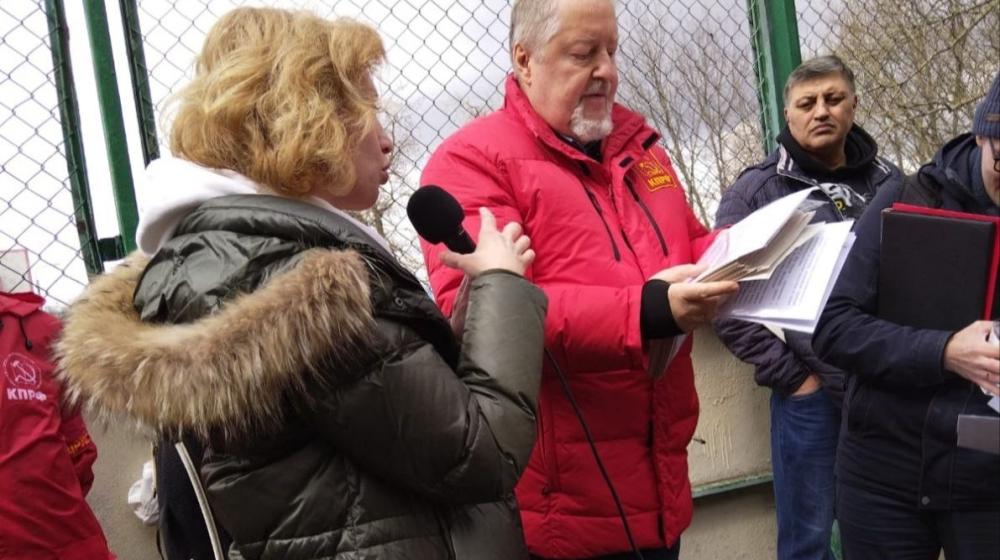 Москва. Народная приемная КПРФ. Депутат Госдумы Сергей Обухов: На протестной встрече в Войковском районе Москвы активно поддержали Народный референдум КПРФ