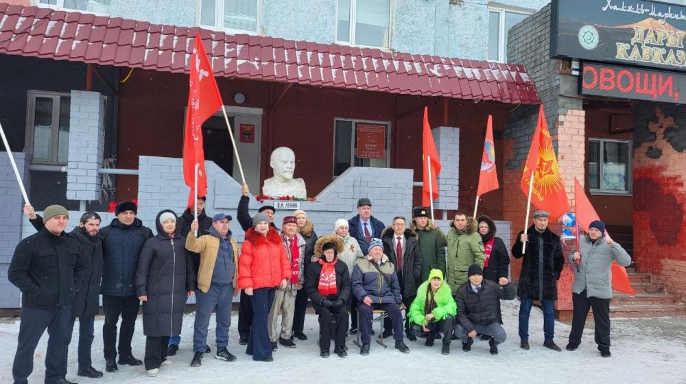 Ямало-Ненецкий автономный округ. В Новом Уренгое торжественно открыли бюст В.И. Ленину