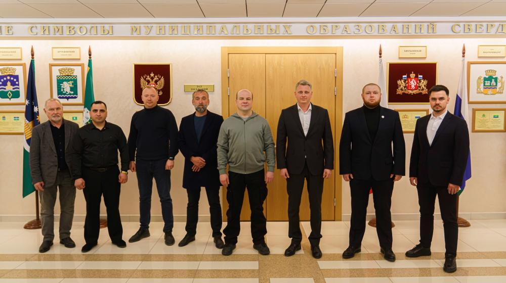 За спиной — фронт, в сердце — люди: волонтёрам Свердловской области вручили знаки «За заслуги в волонтерской деятельности»
