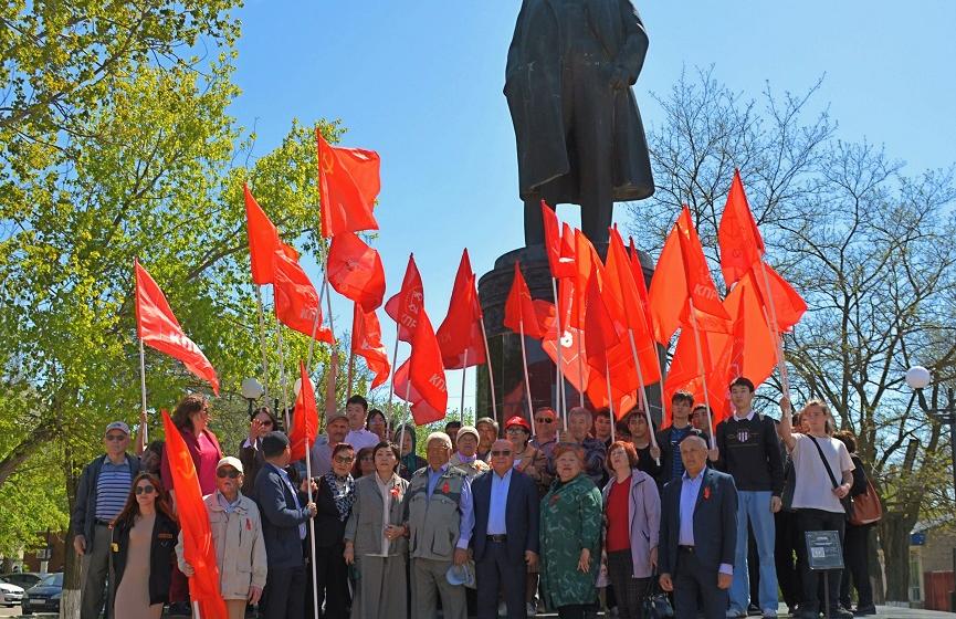В Калмыкии коммунисты и их сторонники отметили 155-летие со дня рождения В.И. Ленина