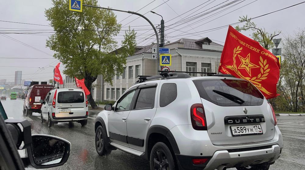 Огромное "Знамя Победы" развернулось над Челябинском
