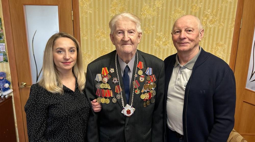 Тульские коммунисты поздравили с 99-летием ветерана партии, участника Парада на Красной площади 7 ноября 1941 года, почетного гражданина Тульской области А.И. Тимофеева