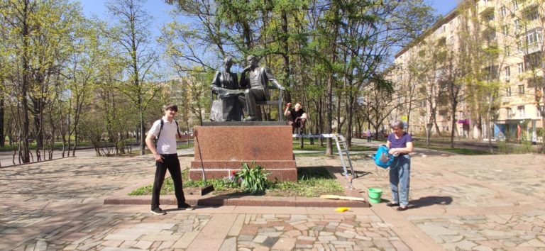 «Вычистим всю грязь из России!». Московские коммунисты провели Ленинские субботники