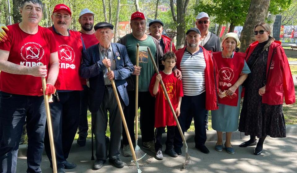 В Махачкале коммунисты провели субботник, приуроченный к 155-летию В.И. Ленина