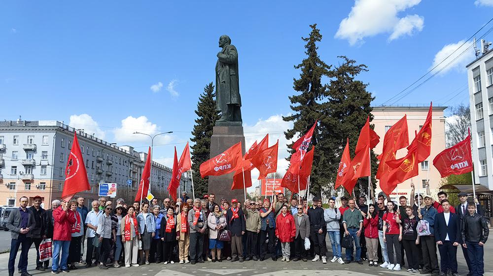 Торжественное возложение цветов к памятнику В.И. Ленину в Иванове в честь 155-летия со дня его рождения