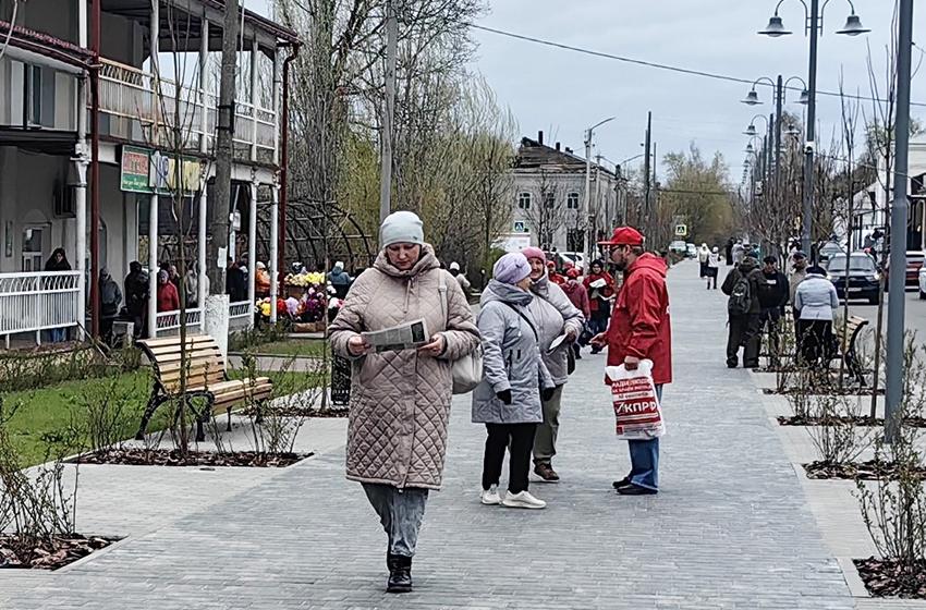 Коммунисты и комсомольцы провели акцию «Красная улица» в городе Юрьевец Ивановской области