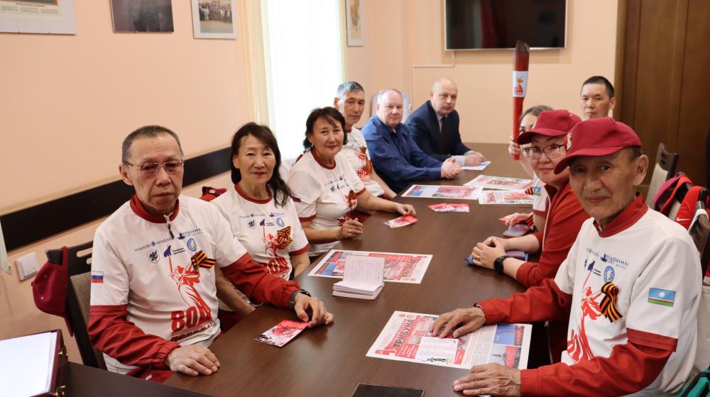 В Сталинградском обкоме КПРФ встретили участников патриотического пробега «Факел Победы»