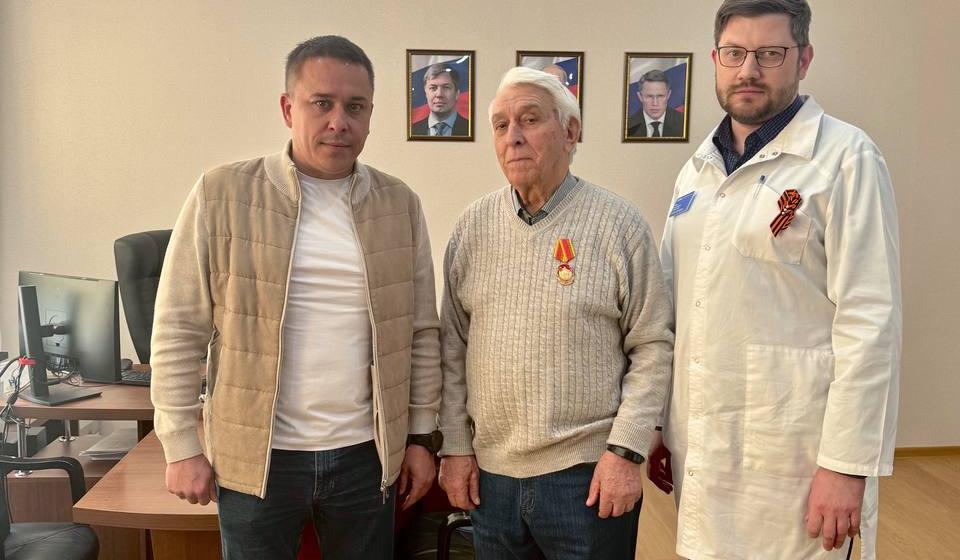 Сенатор Айрат Гибатдинов вручил памятную медаль ЦК КПРФ «80 лет Великой Победы» заслуженному врачу Александру Кулагину