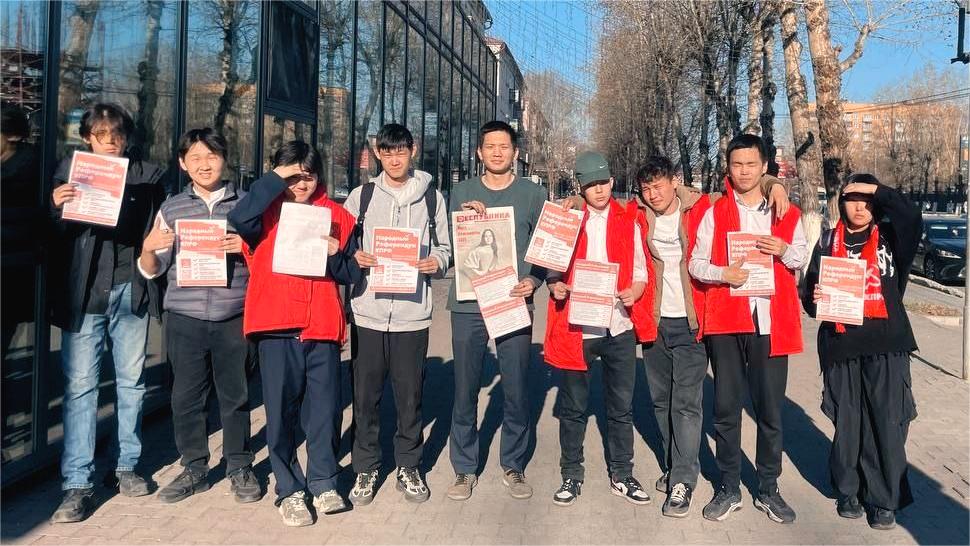 Народный референдум КПРФ в Туве: комсомольцы Кызыла продолжают акцию
