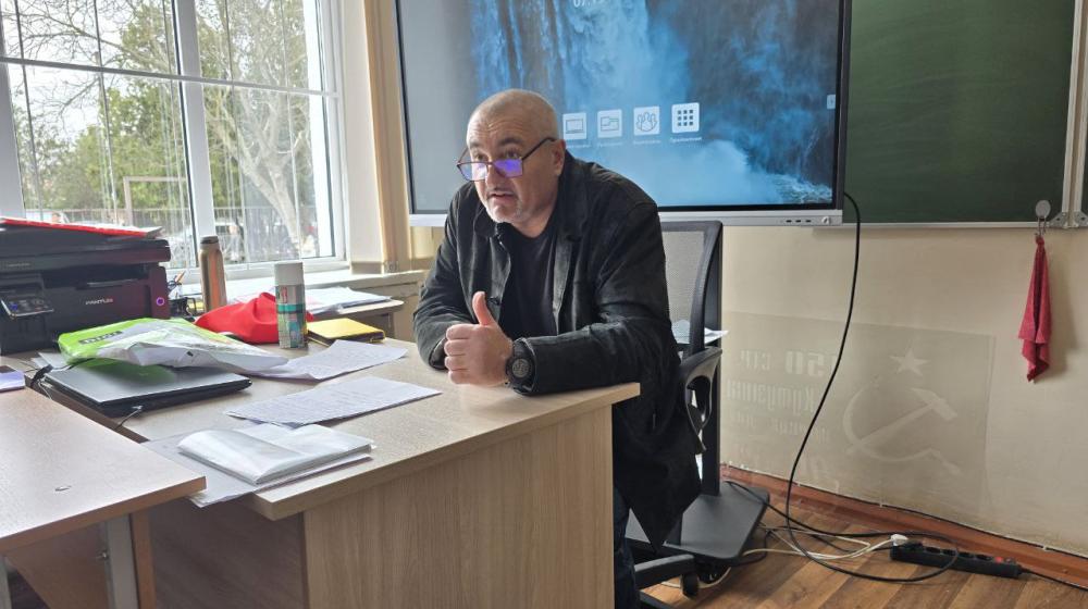 В рамках подготовки к 80-летию Великой Победы коммунисты Херсонщины дали старт патриотическим урокам «Копия Знамени Победы»