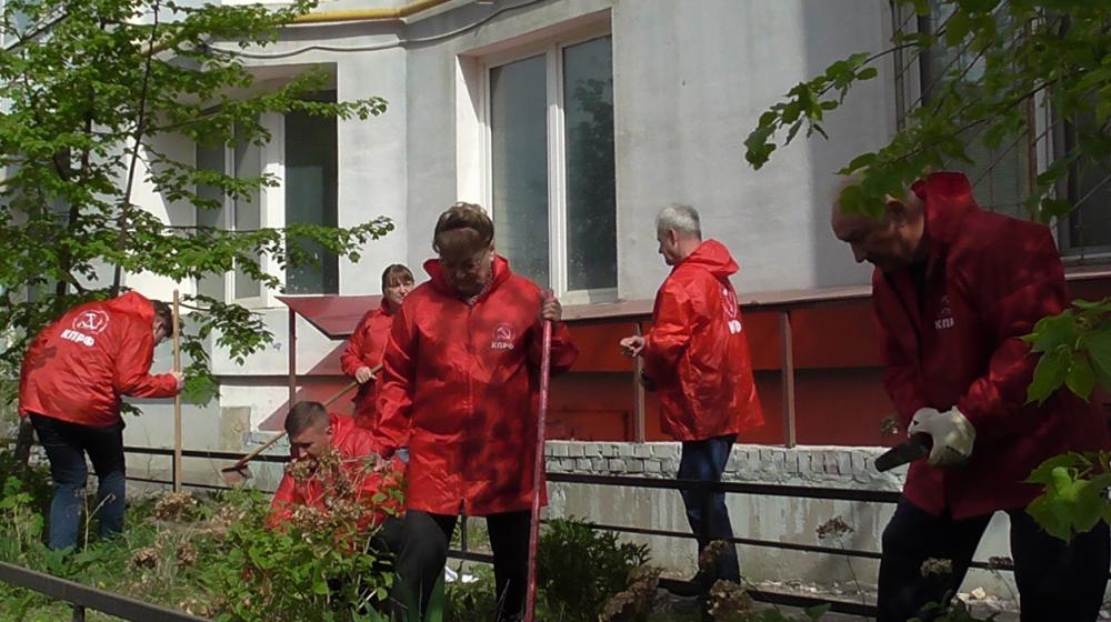 Саратовские коммунисты продолжают славную традицию Ленинских субботников