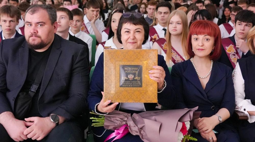 Тюменские коммунисты поздравили школьников с "Последним звонком"