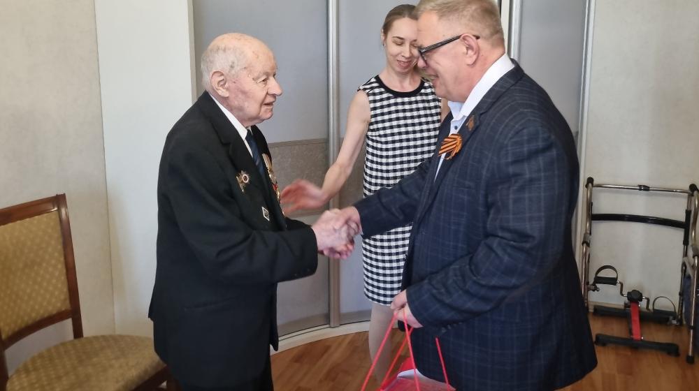 Руководитель фракции КПРФ в Мособлдуме Александр Наумов поздравил с 80-летием Победы ветеранов Великой Отечественной войны в Ленинском городском округе