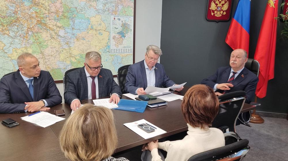 Руководитель фракции КПРФ Александр Наумов принял участие в заседании Комитета Мособлдумы