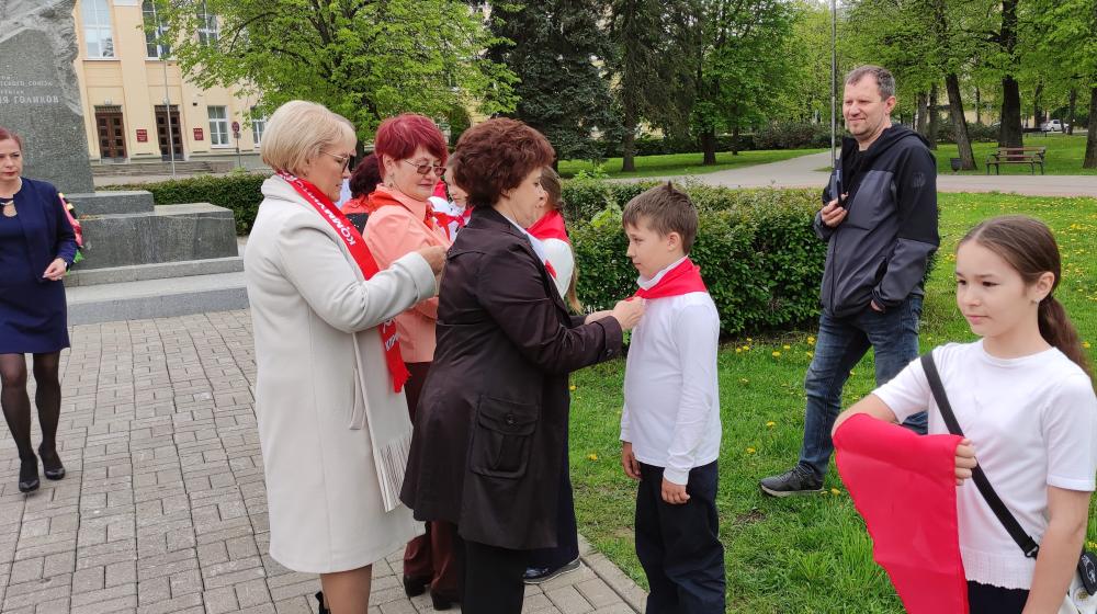 Юные новгородцы торжественно вступили в ряды пионеров
