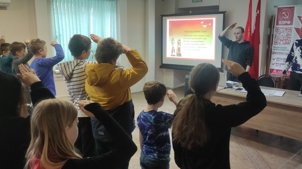 Стать пионерами готовятся 20 юных новгородцев