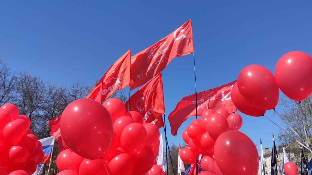 Новгородские коммунисты проводят первомайские акции