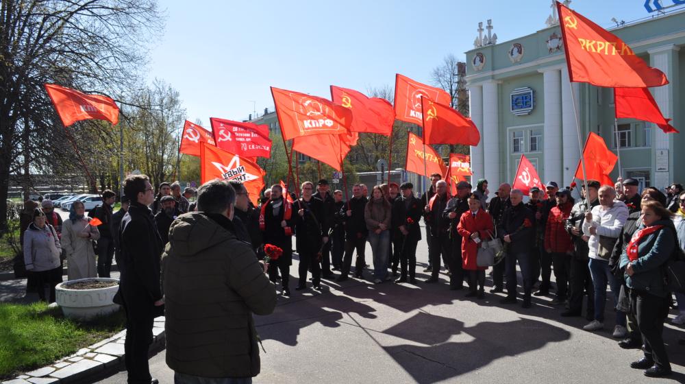 Санкт-Петербург. Коммунисты провели первомайское мероприятие у памятника первой маевке