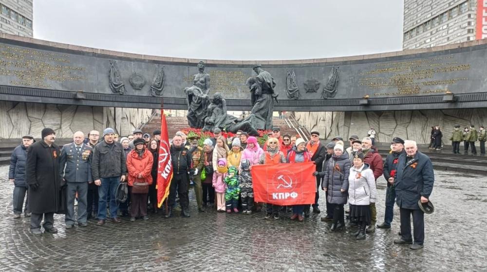 Коммунисты Ленинграда отметили День Победы в районах города