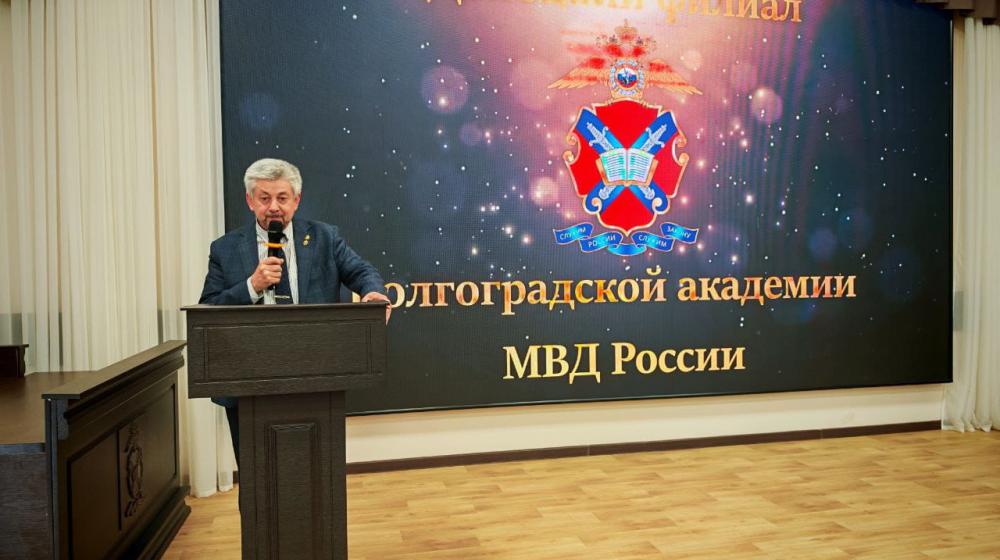 Владимир Дзержинский, помощник депутата Госдумы от КПРФ Владислава Егорова, провел занятие в Волгоградском филиале академии полиции в Мариуполе