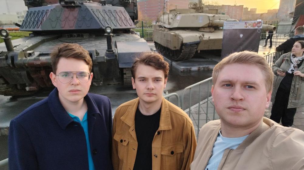 Свердловская область. Комсомольцы посетили выставку трофейного вооружения НАТО, уничтоженного в ходе СВО