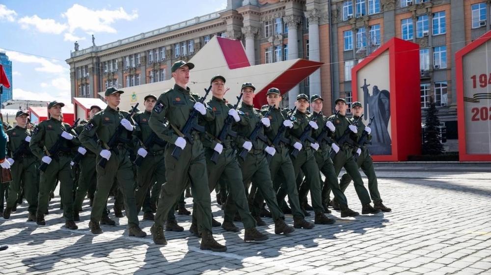 Свердловская область. Комсомольцы приняли участие в торжественных парадах в День Победы