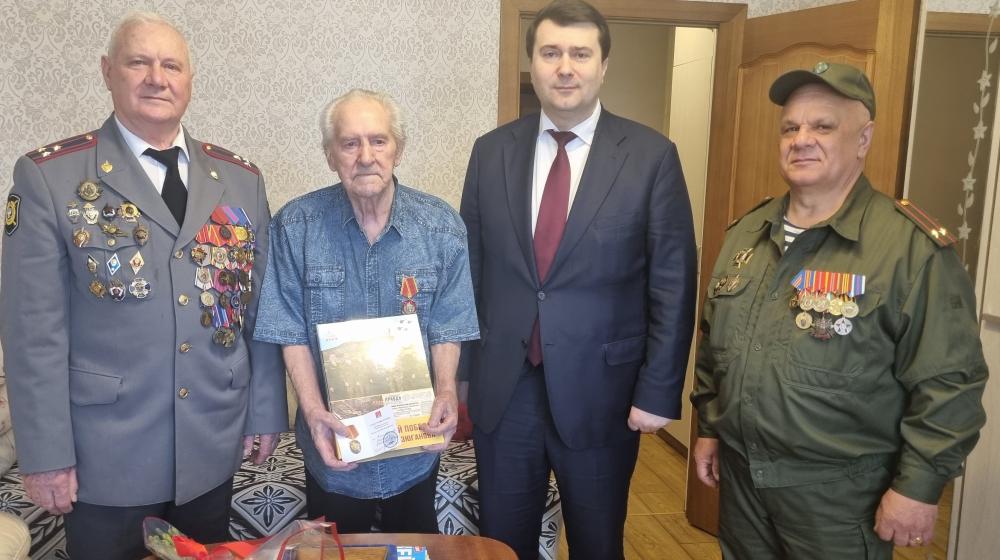 Великий Новгород. Олег Лебедев поздравил с 80-летием Великой Победы ветерана Великой Отечественной войны Н.В. Коновалова