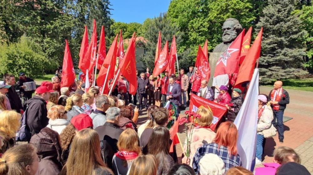 Калининград. КПРФ и союзники отметили Первомай у памятника Марксу