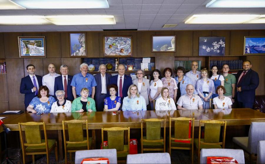 Г.А. Зюганов наградил памятными медалями "80 лет Великой Победы" сотрудников газеты "Правда"