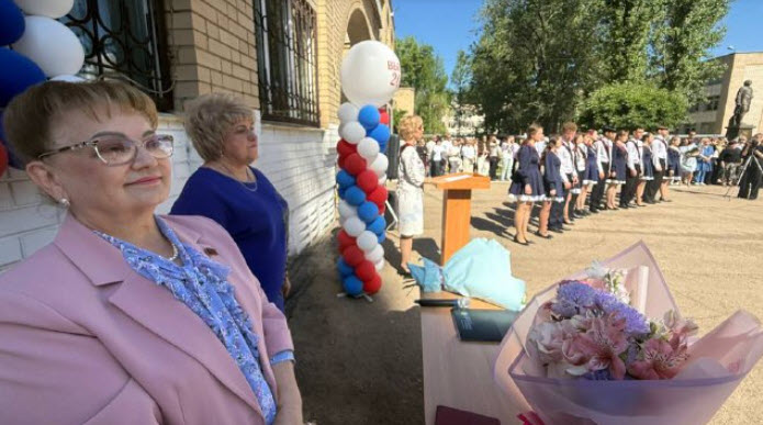 Саратовская область. Ольга Алимова побывала на Последнем звонке в Гимназии №8 города Энгельса