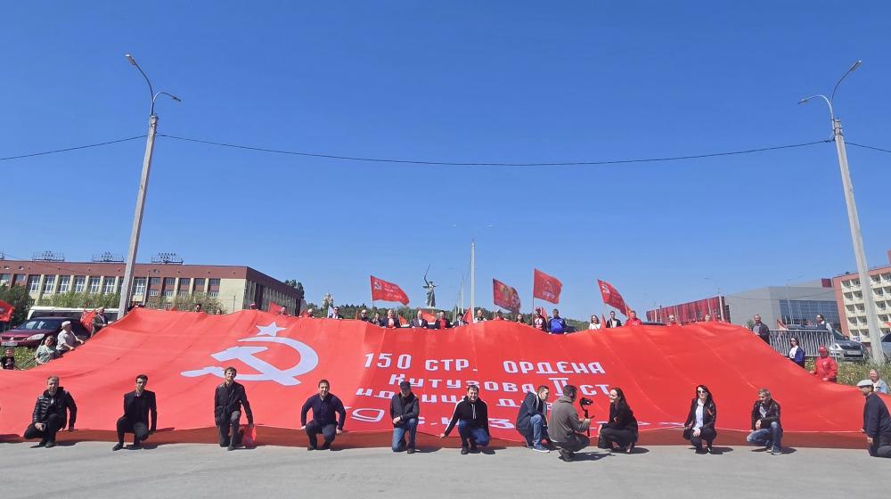 Сталинградские коммунисты встретили Первомай масштабным автопробегом