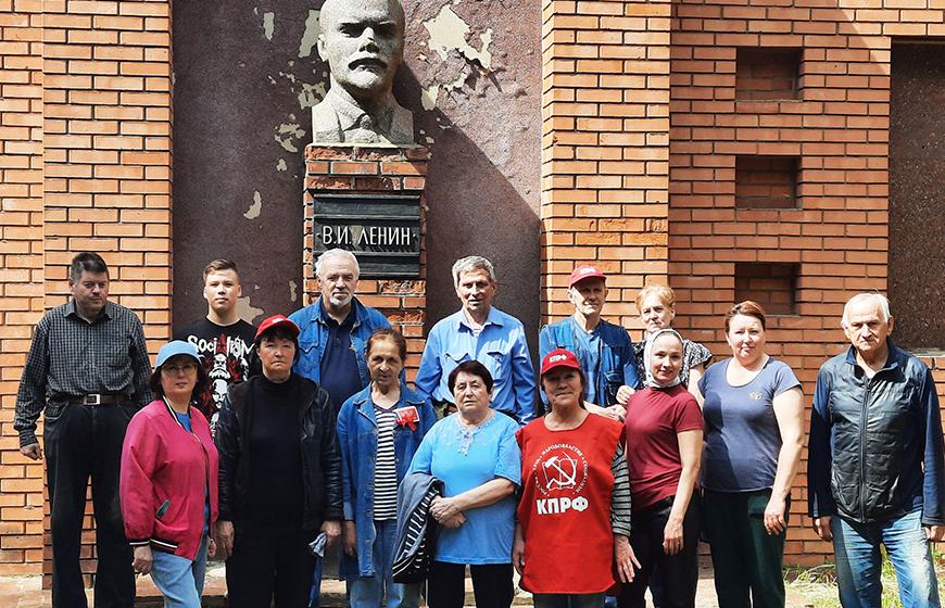 Ивановские коммунисты привели в порядок территорию мемориала «Кладбище старых большевиков»
