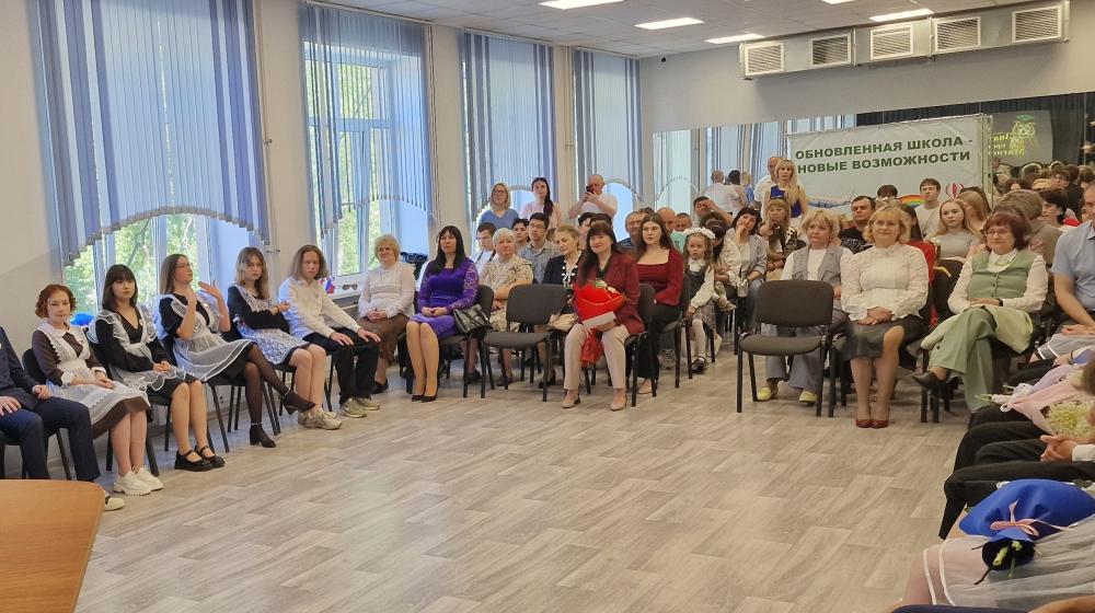 Рязанские коммунисты посетили праздники «Последнего звонка» в школах