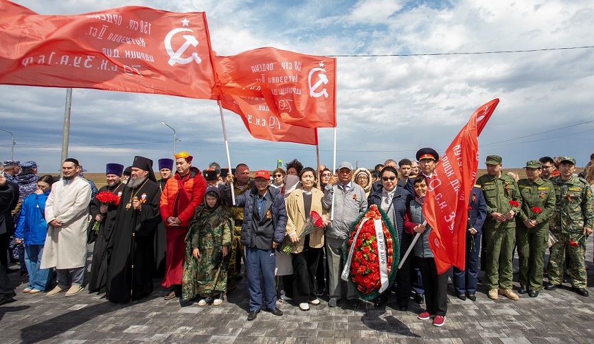 Коммунисты Калмыкии приняли участие в торжественном митинге у Хулхутинского мемориала