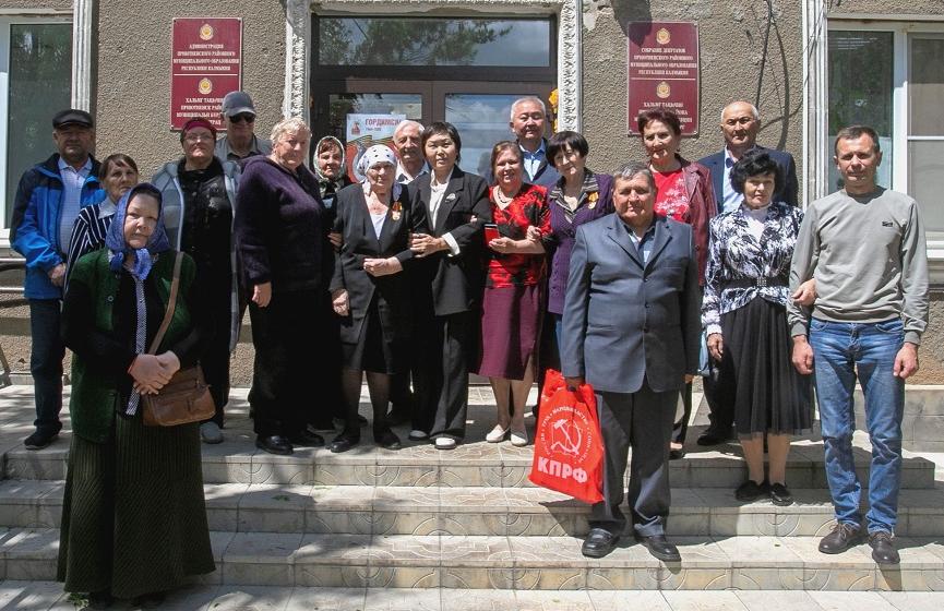 Республика Калмыкия. Депутат фракции КПРФ в Народном Хурале Петр Эрендженов провел в селе Приютное  встречу с избирателями
