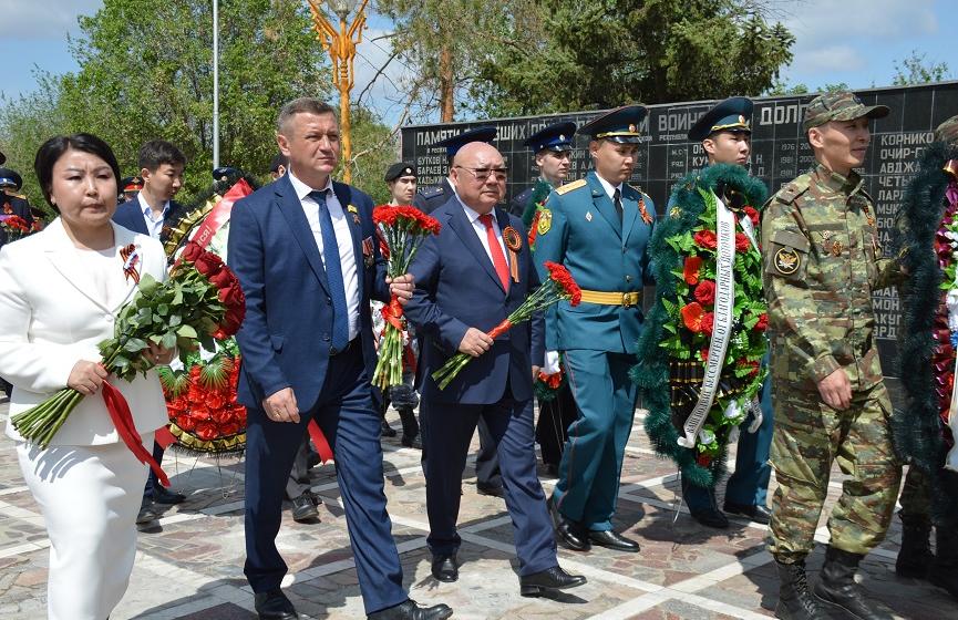 Коммунисты Калмыкии во главе со своим лидером Николаем Нуровым приняли участие в торжественном митинге, посвященном 80-летию Великой Победы
