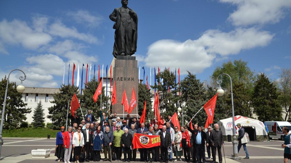Астраханские коммунисты отметили Первомай автопробегом и возложением цветов